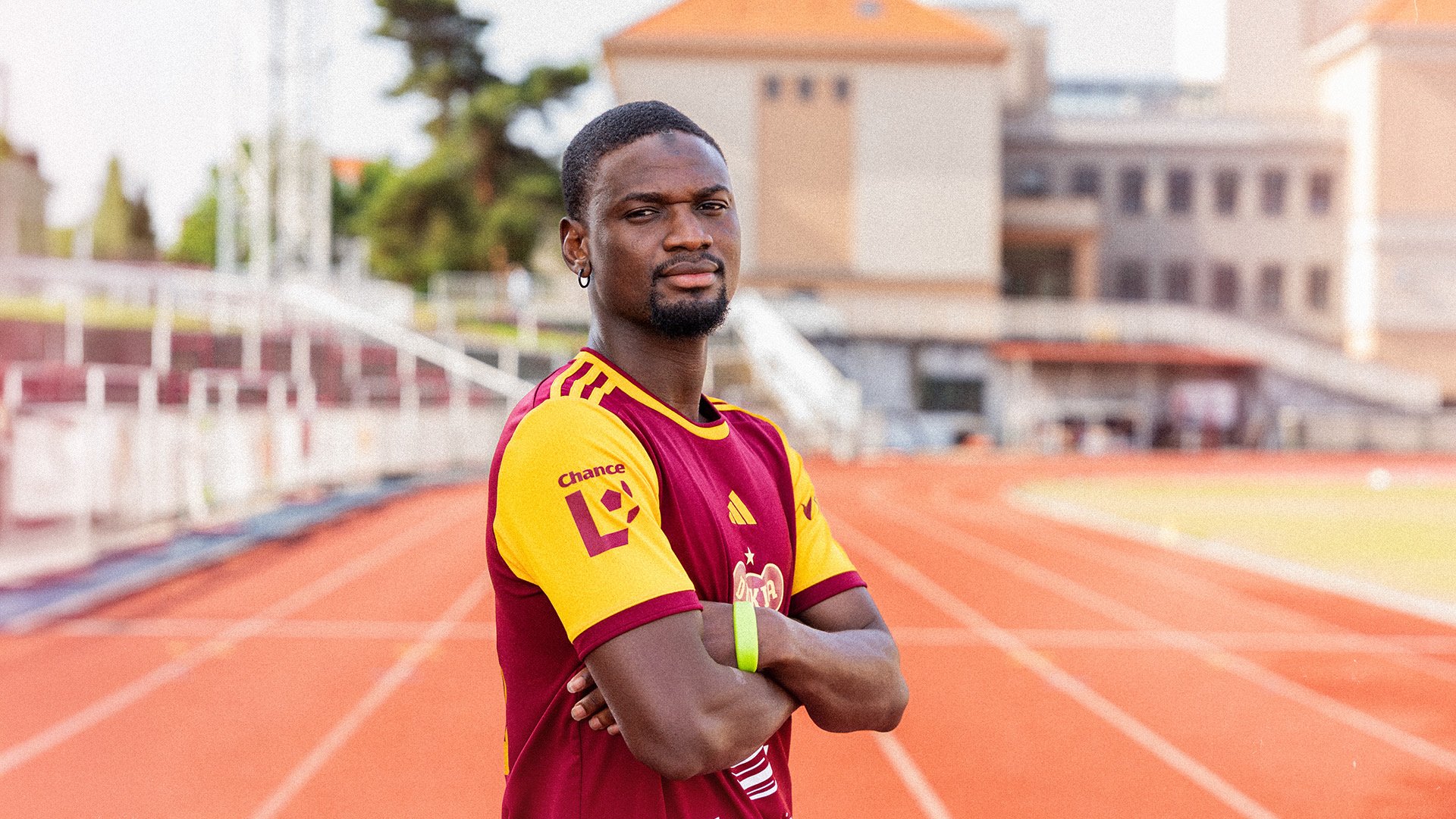 Samson Tijani posiluje Duklu. Nigerijsk zlonk pichz ze Salzburgu