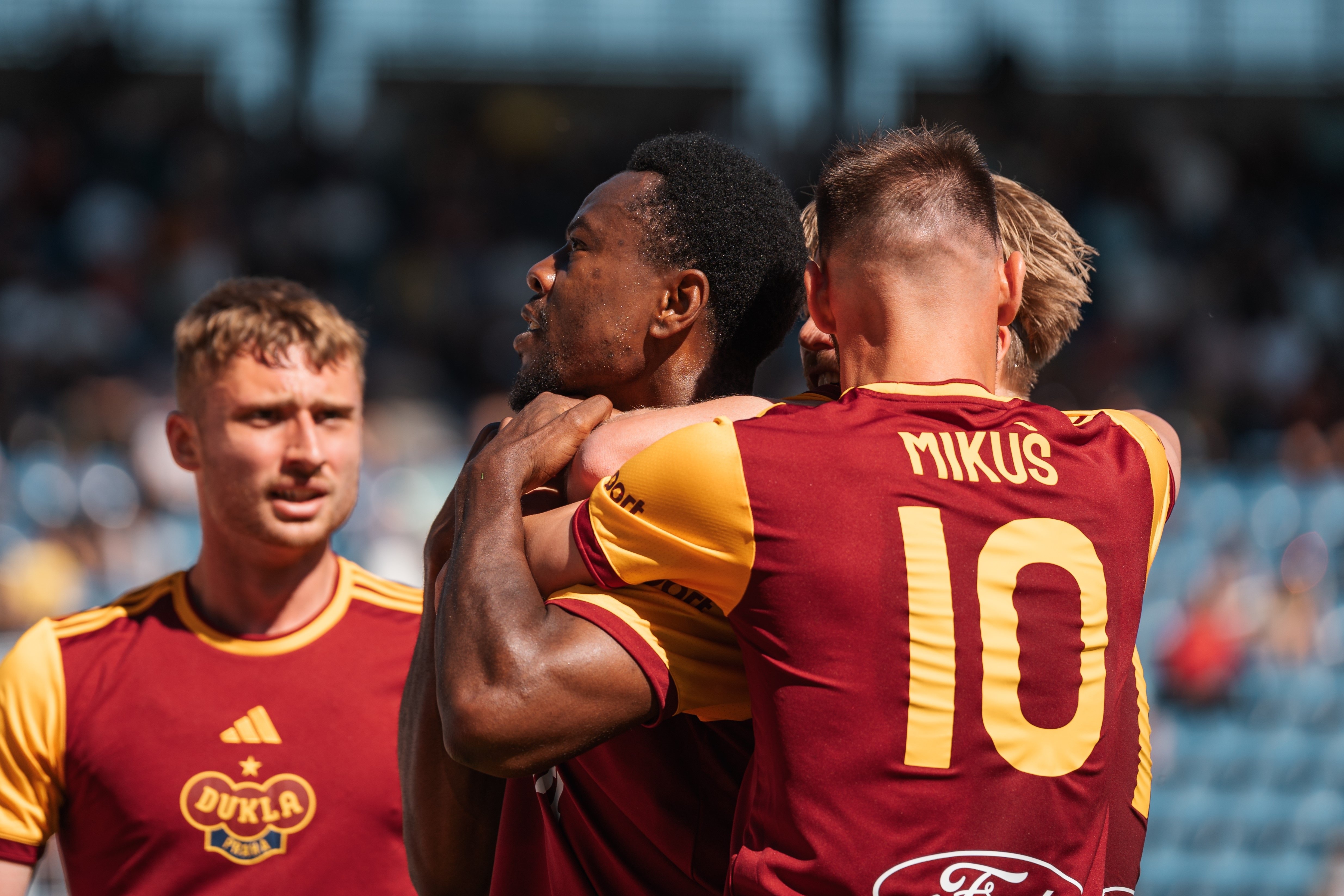 Dukla v kl��ov�m duelu host� Slov�cko