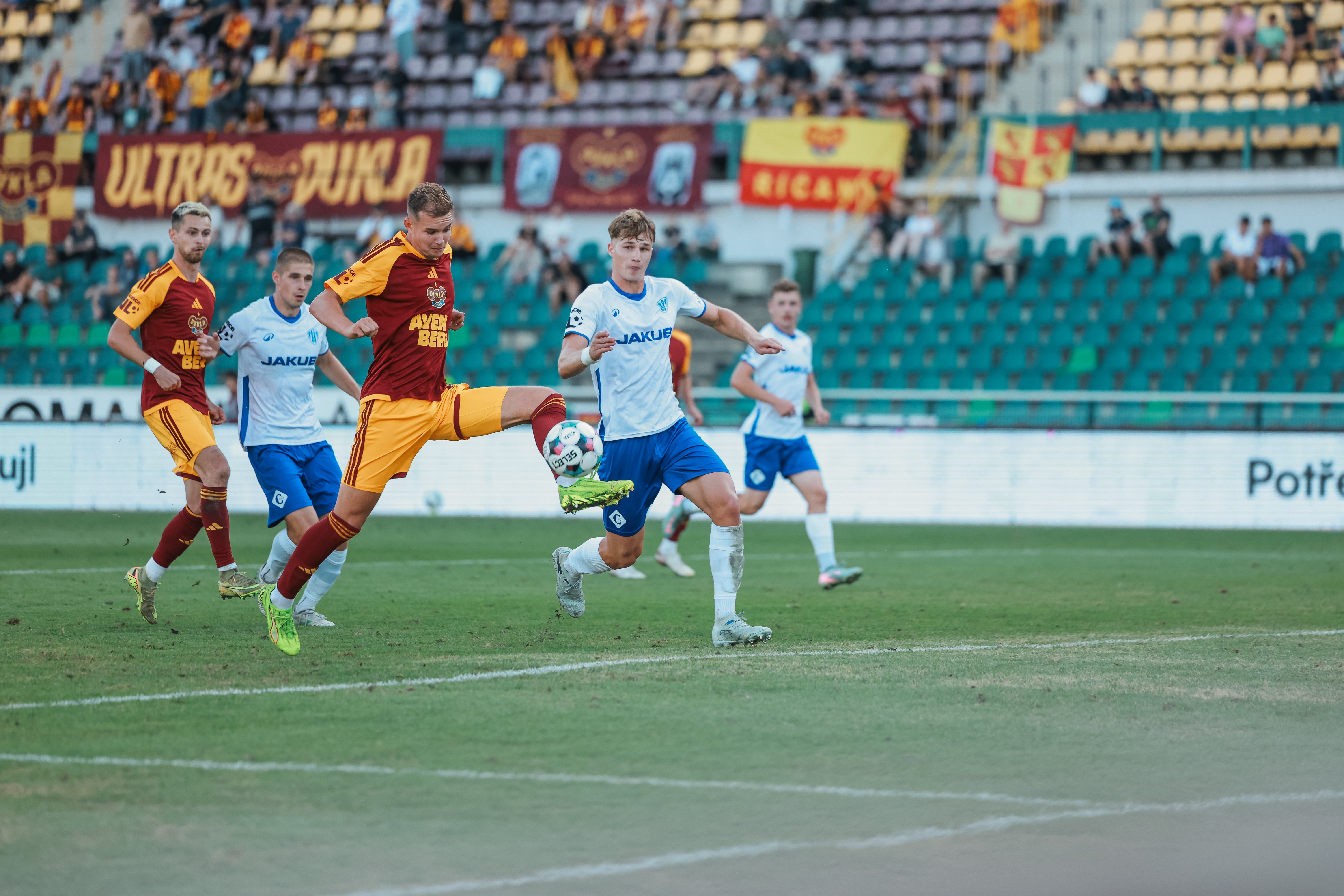 Dukla zv�t�zila v �vodn�m z�pase sez�ny